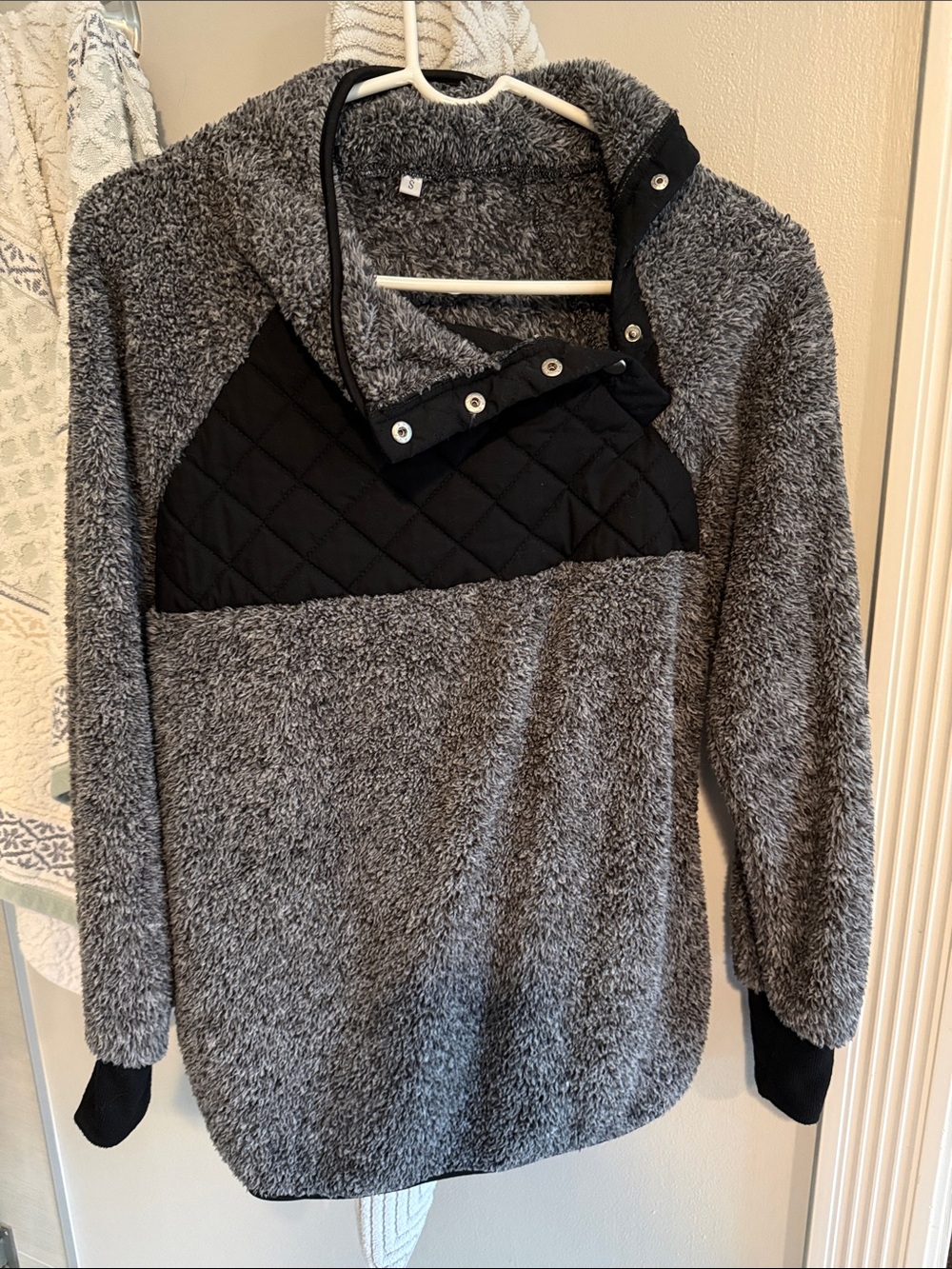 Source Unknown Gray Sherpa Pullover with Black Quilted Yoke